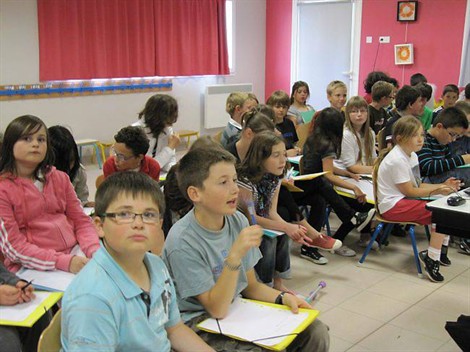 Les b&eacute;n&eacute;voles de l'amicale des donneurs de Land&eacute;da ne manquent pas une occasion de sensibiliser le public au don du sang (ici devant les enfants de Notre-Dame-des-Anges). Certains ont m&ecirc;me pr&eacute;vu de parcourir les 40 derniers kilom&egrave;tres avec Goulven El&eacute;go&euml;t.